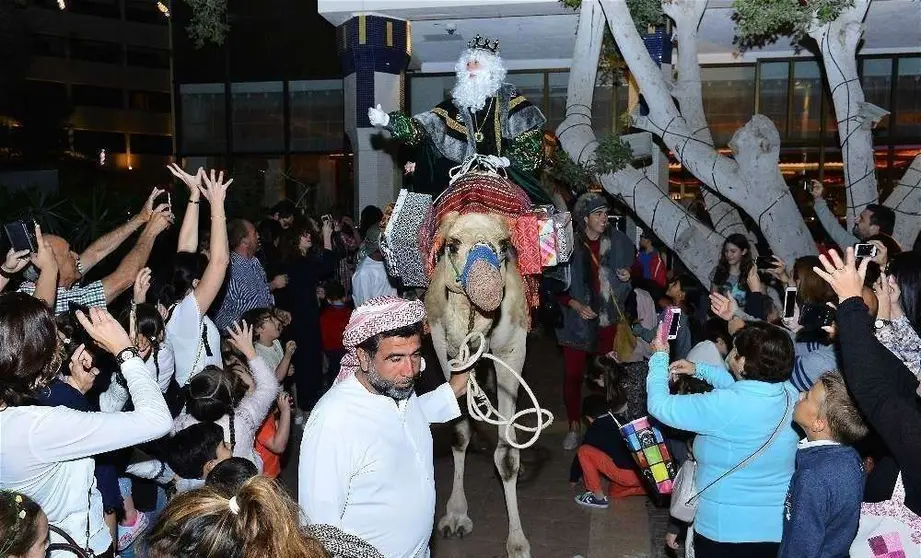 Cientos de personas aguardaban en Abu Dhabi la presencia de Melchor, Gaspar y Baltasar. (Manaf K. Abbas) 