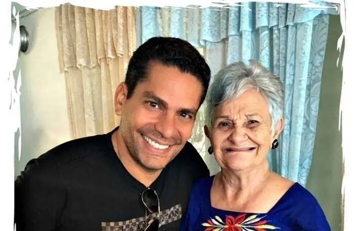 Ismael Cala con su maestra de radio Nilda G. Alemán durante su reciente visita a Cuba. 
