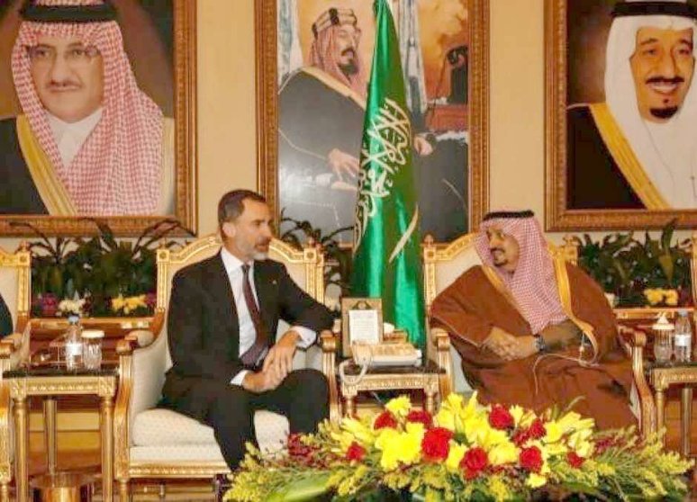 A su llegada, el rey Felipe VI ha sido recibido por el Gobernador de Riad, Su Alteza Real el Príncipe Faisal Bin Bandar Bin Abdulaziz Al-Saud. (Casa Real España)