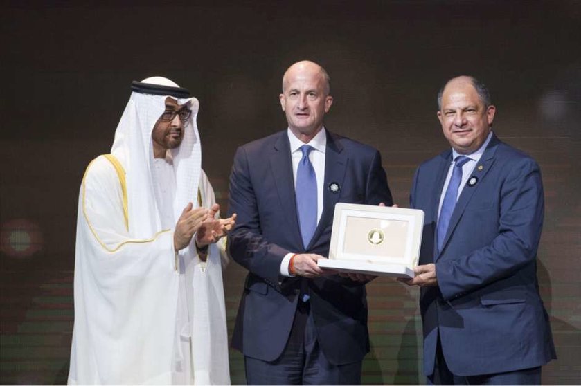 El jeque Mohammed Bin Zayed con Luis Guillermo Solís, ex presidente de Costa Rica -a la derecha-, durante la entrega de los Premios Zayed Futuro Energético. (WAM)