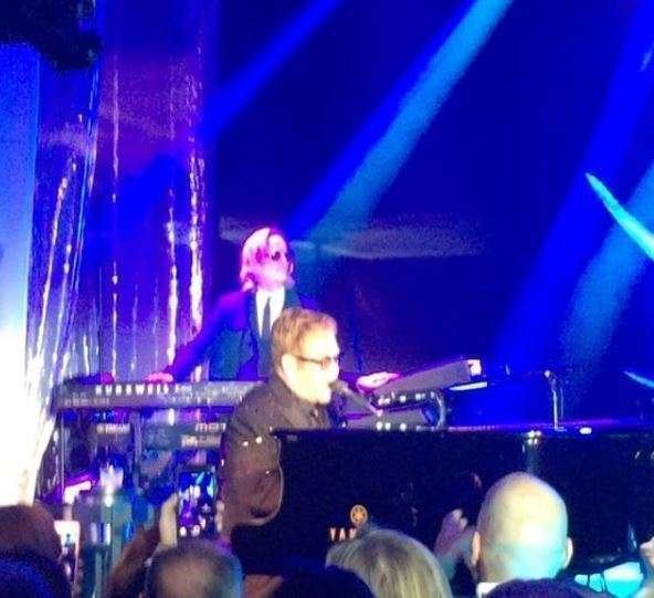 Elton John durante su actuación en la boda en Londres.