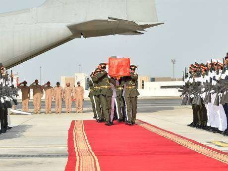 Los cuerpos de los diplomáticos fallecidos han sido recibidos con honores militares a su llegada al aeropuerto de Al Bateen.