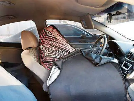 La mujer en su coche en una imagen de Virendra Saklani para XPRESS.