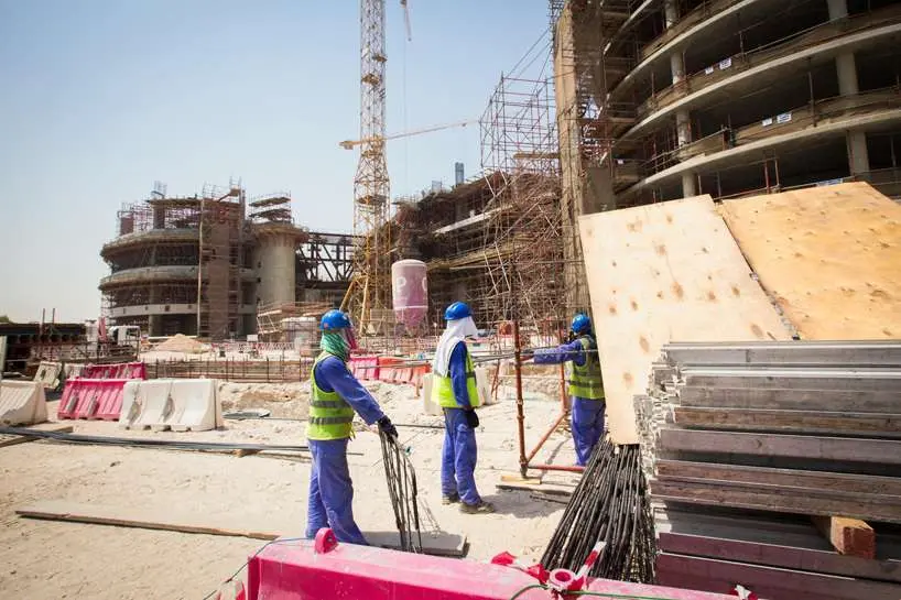 Trabajadores en el Estadio Khalifa de Doha.