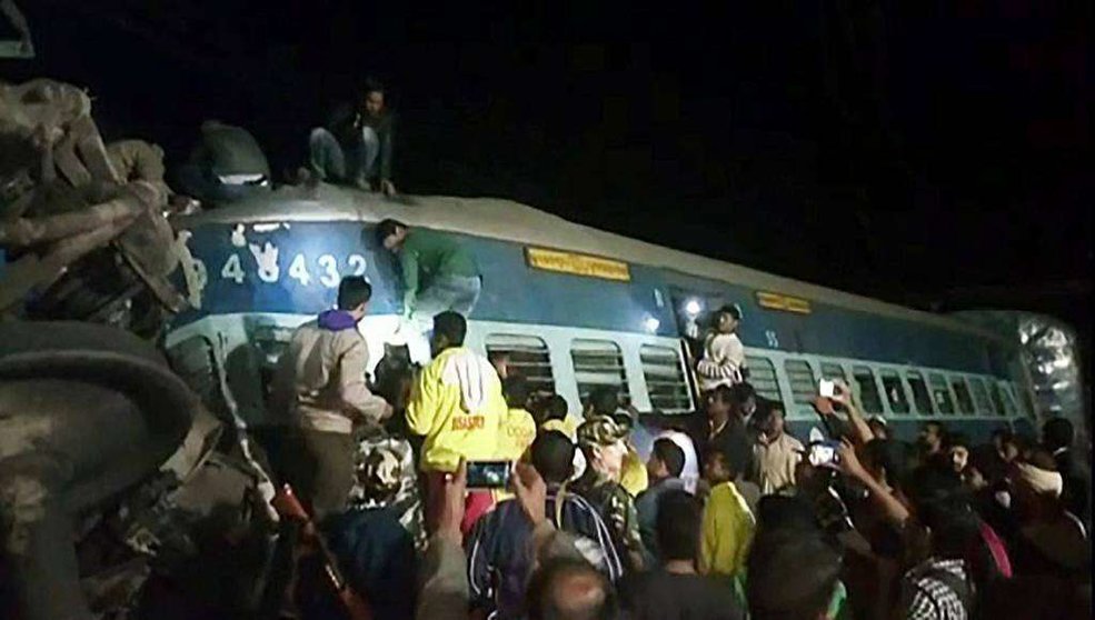 Una imagen del tren descarrilado en la India.