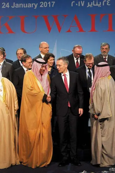 El viceprimer ministro y ministro de Asuntos Exteriores de Kuwait, Khalid Sheikh Sabah Al Sabah, con el secretario general de la OTAN, Jens Stoltenberg, en Kuwait. (Jens Stoltenberg Twitter)