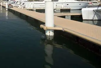 El camión cayó al mar al romperse el firme del muelle.