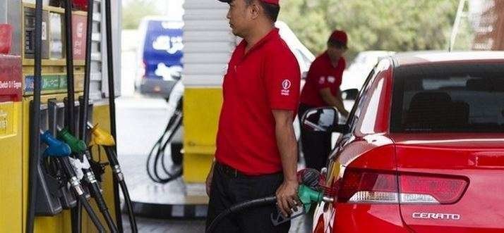 Un surtidor de gasolina en una estación de servicios de Emiratos.