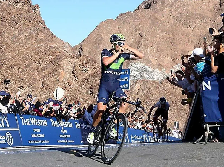 Un corredor del equipo español Movistar Team en Dubai Tour 2016.