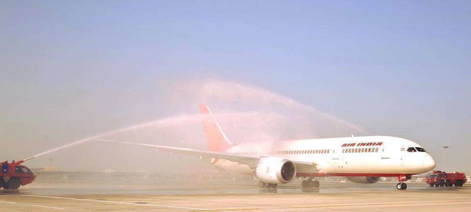 Dos camiones reciben con chorros de agua en Dubai al primer vuelo de Air India procedente de Kochi. (Aeropuertos de Dubai)