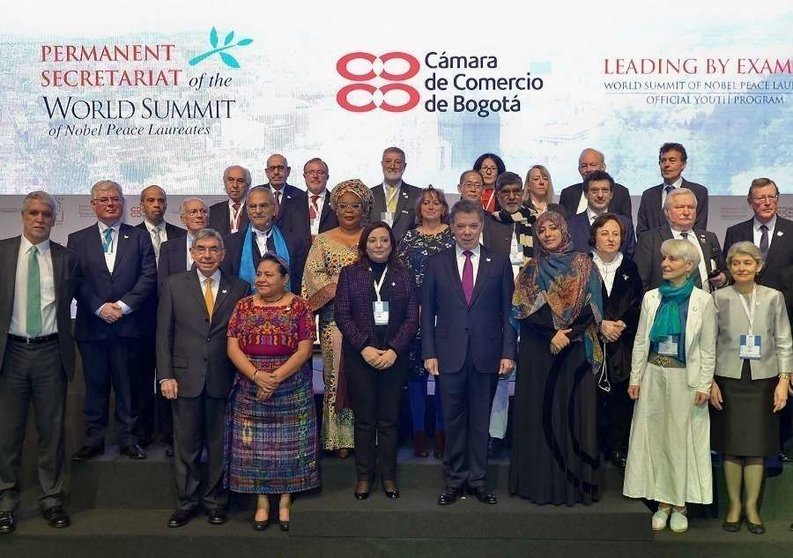 Foto de familia de los participantes en la XVI Cumbre Mundial de Premios Novel de Paz.