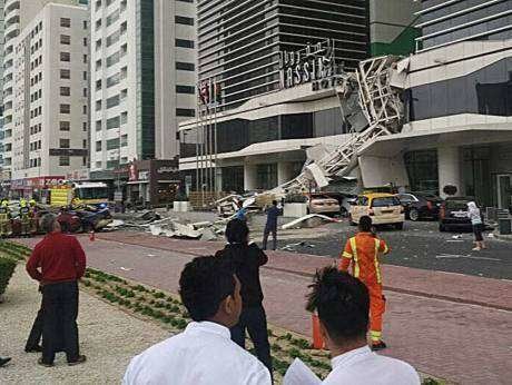 Los equipos de emergencias actúan tras el desplome de una grúa en Sheikh Zayed Road. (Gulf News)