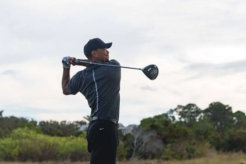 El golfista Tiger Woods en pleno golpe. (Facebook)