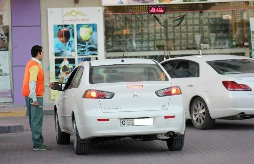 Coche ante restaurante en la Corniche de Ras Al Khaimah. (EL CORREO)