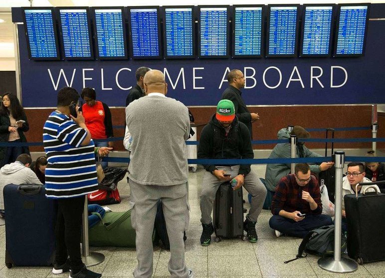Pasajeros varados en aeropuertos de EEUU.