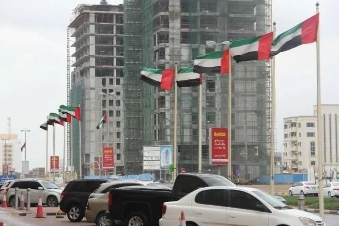 Banderas de Emiratos Árabes agitadas por las rachas de viento. (EL CORREO)