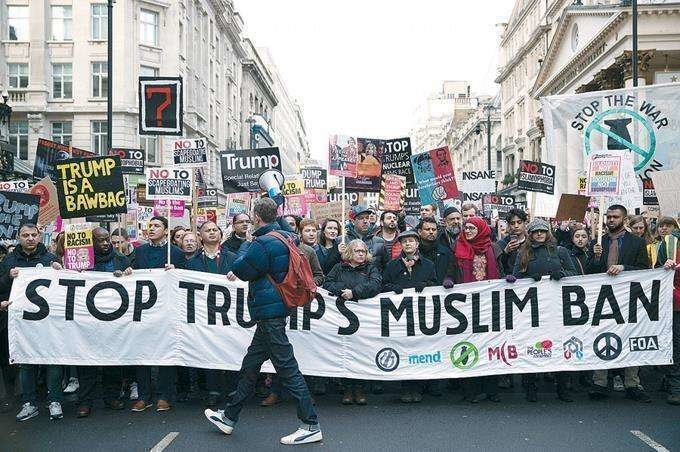 Brtiánicos se manifiestan en Londres en contra de la decisión de Trump.