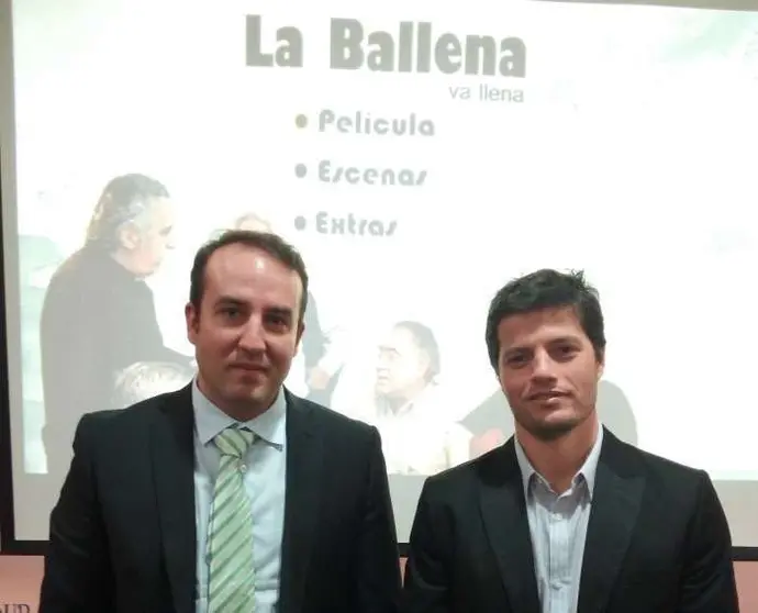 Ioannis Ramos -izquierda- junto a Tomas Hood durante la proyección del largometraje. (EL CORREO)