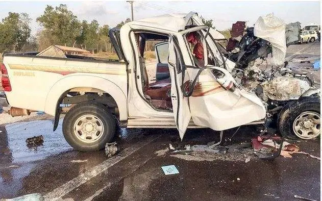 Estado de uno de los vehículos tras el accidente.