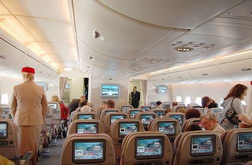La cabina de clase turista en un avión de Emirates Airline.