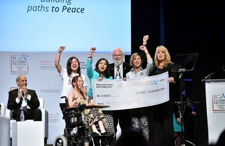 Las jóvenes galardonadas reciben el Premio Turner en Bogotá.