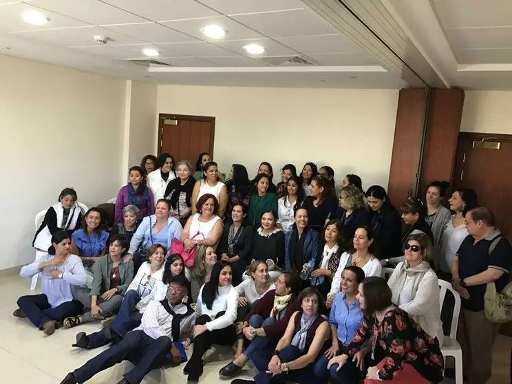 El padre Ramiro junto a representantes de la Comunidad Hispana de Saint Joseph de Abu Dhabi.