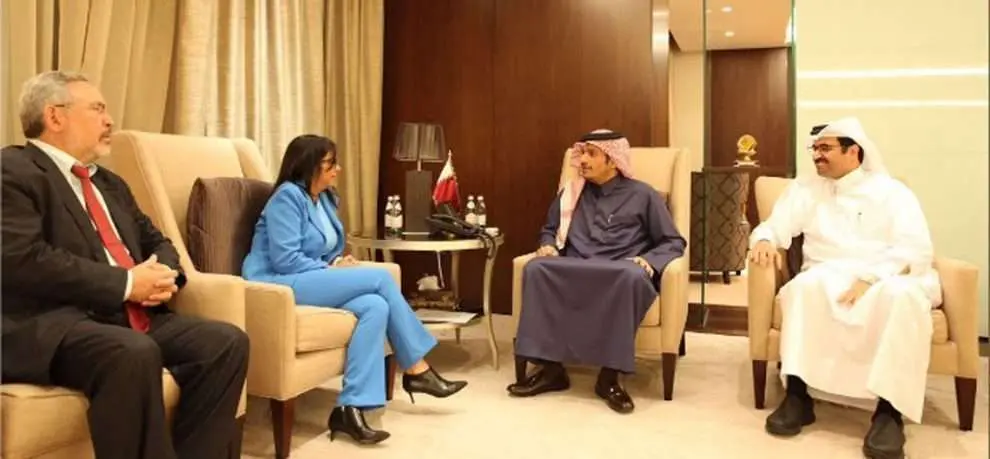 La ministra de Exteriores de Venezuela durante su reunión con ministro qatarí.