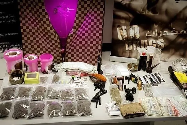 Objetos confiscados por la policía en la casa del joven.