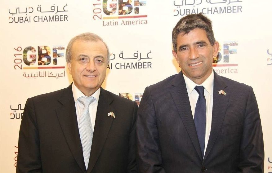 Nelson Chaben, embajador de Uruguay en Abu Dhabi -izquierda-, junto a Raúl Sendic, vicepresidente uruguayo, en el Foro Latinoamérica desarrollado en Dubai, (EL CORREO)