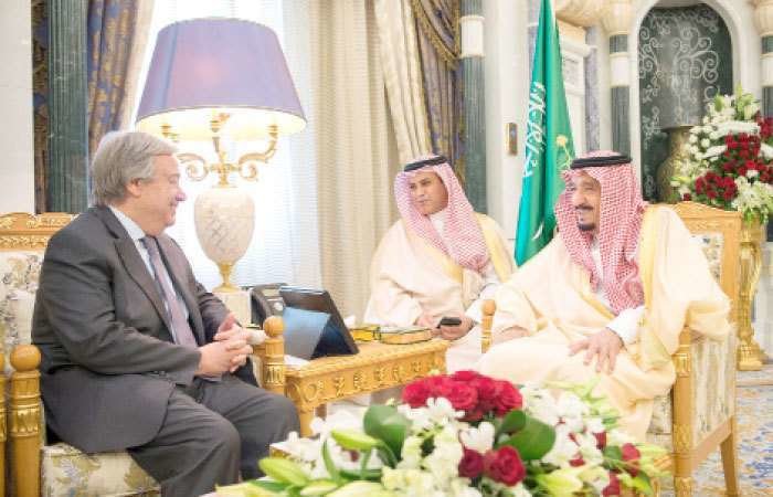 El Rey Salman de Arabia Saudita junto al secretario general de la ONU, Antonio Guterres.