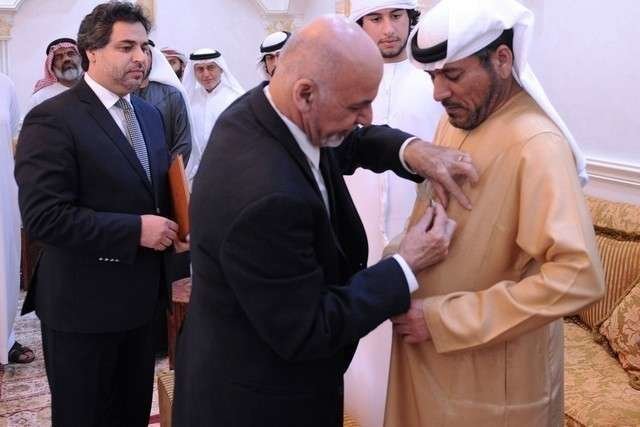 El presidente de Afganistán, Ashraf Ghani, entrega la Medalla Nacional a los familiares de Abdullah Mohammed Al Kaabi. (WAM)