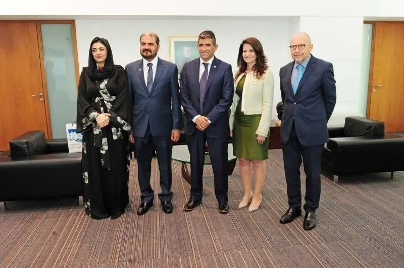 Raúl Sendic, presidente en ejercicio de Uruguay -en el centro-, junto a los dos representantes de DP World -a la izquierda- y otras autoridades. el correo