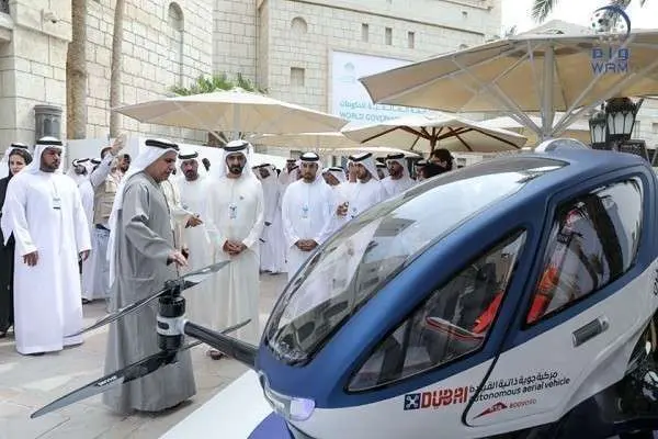 El gobernador de Dubai durante la inspección al coche volador presentado en el emirato.