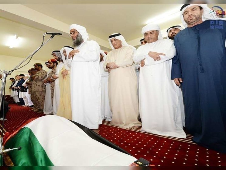 Sheikh Saud bin Saqr Al Qasimi preside las oraciones fúnebres por el embajador Juma Al Kaabi. (WAM)
