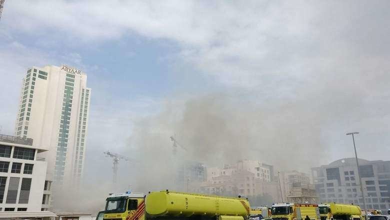 Los equipos de extinción de incendios trabajan contra el fuego registrado en Sheikh Zayed Road.