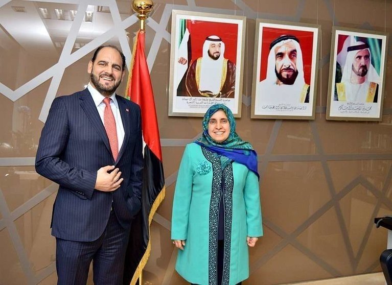La embajadora de Emiratos, junto a Arturo Manso en la sede de la delegación diplomática en Madrid. (EL CORREO)