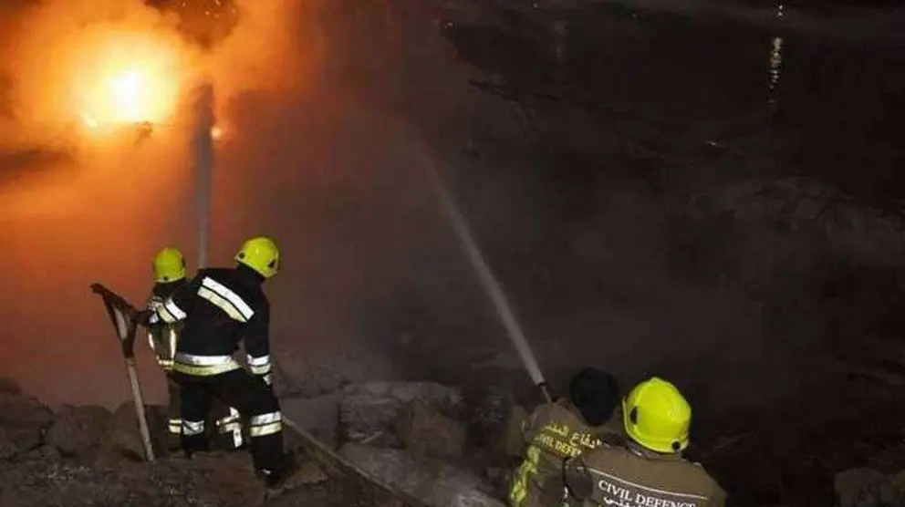 Bomberos sofocan un incendio.