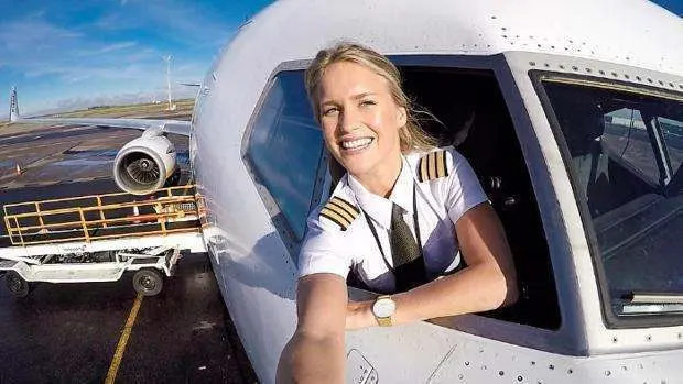 María la piloto famosa de Ryanair.