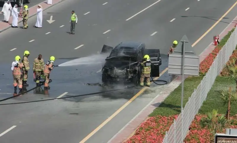 Efectivos de Defensa Civil extinguen las llamas del coche en plena calle. (EL CORREO)