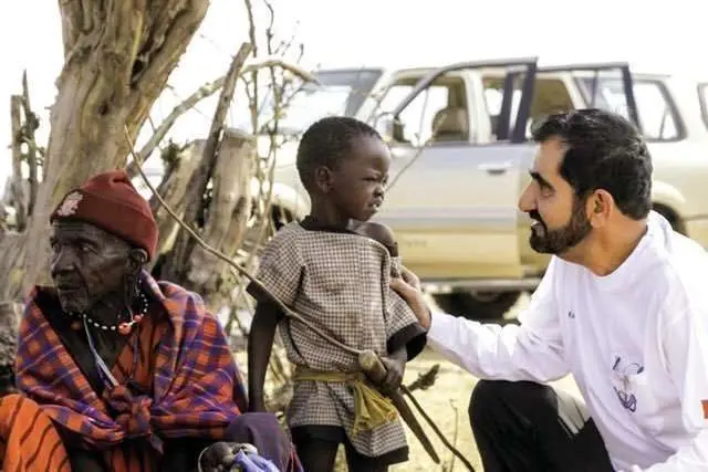 Sheikh Mohammed bin Rashid, durante una visita humanitaria. (Twitter)