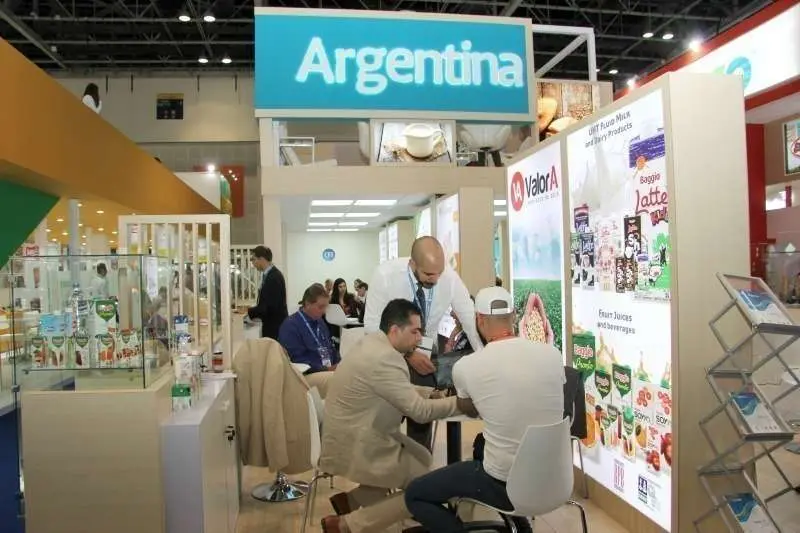 Reuniones comerciales en el pabellón de Argentina en Gulfood 2017. (EL CORREO)