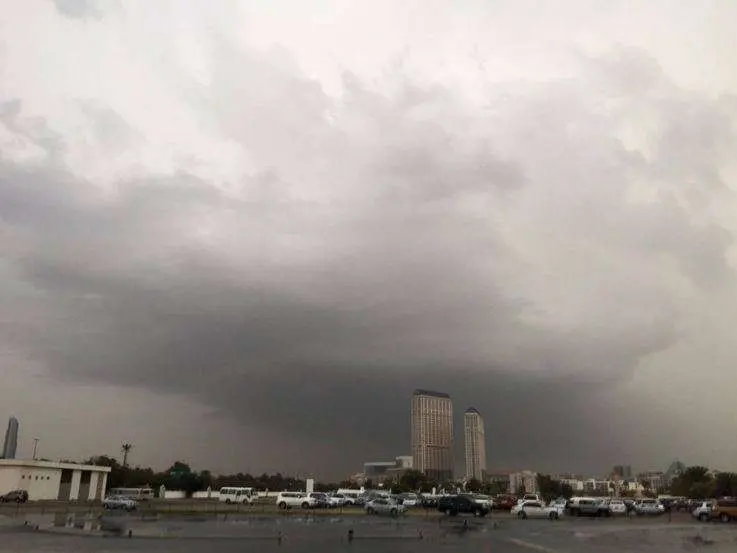 Carreteras inundadas por las lluvias en Dubai.