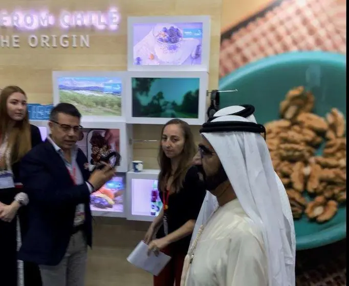 El gobernador de Dubai ante el pabellón de Chile en Gulfood.