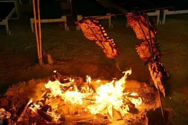 Las costilla de vaca al fuego en la noche de Abu Dhabi. (Manaf K. Abbas)