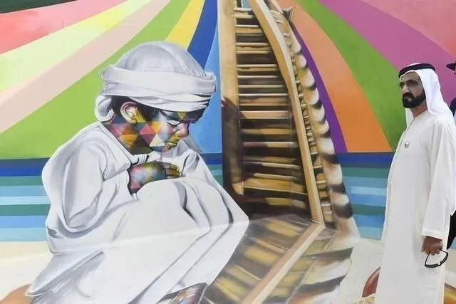 El gobernador de Dubai durante su visita al Festival de Arte Dubai Canvas 3D.