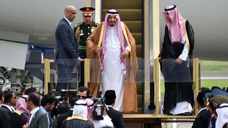 El rey de Arabia Saudita con su escalera dorada.