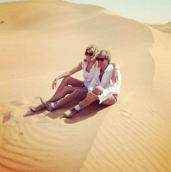 Rod Stewart junto a su mujer en las dunas de EAU.