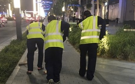 Ciudadanos de EAU barren las calles. 