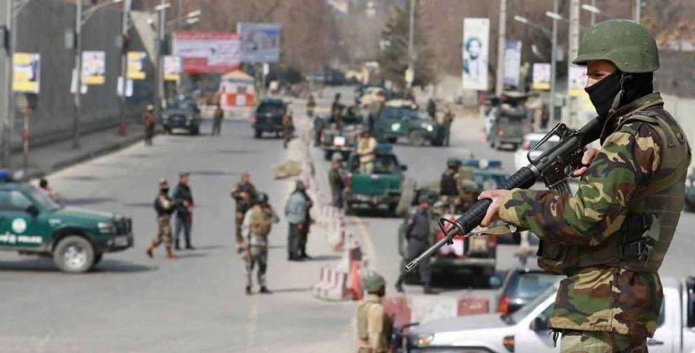 En la imagen de EFE, fuerzas de seguridad en las inmediaciones del hospital en Kabul.