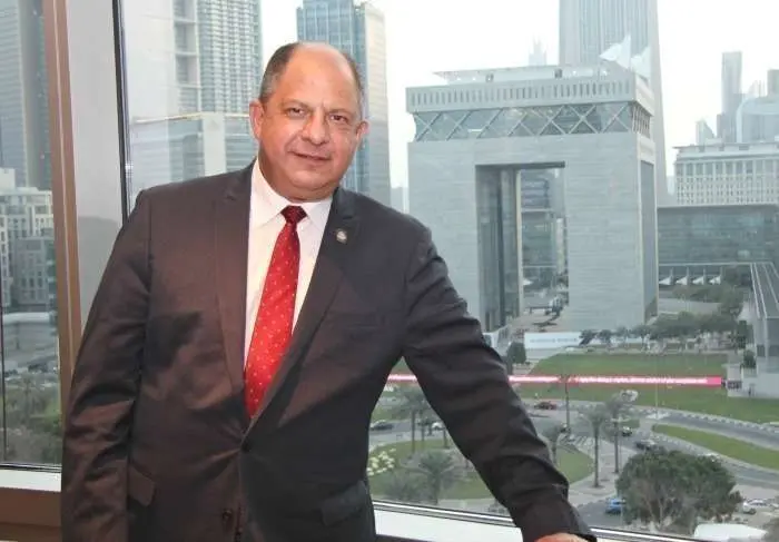 Luis Guillermo Solís, con el arco del DIFC en Dubai de fondo. (EL CORREO DEL GOLFO)